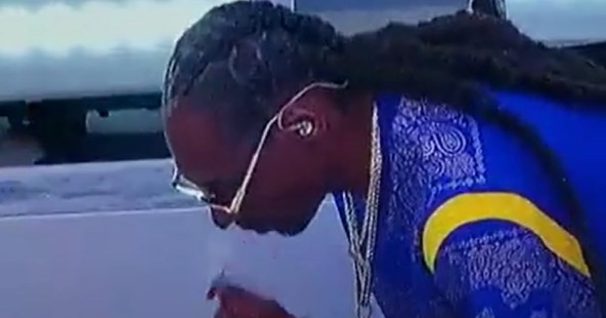 Nagranie pokazuje, jak Snoop Dogg pali jointa przed wejściem na scenę podczas Super Bowl